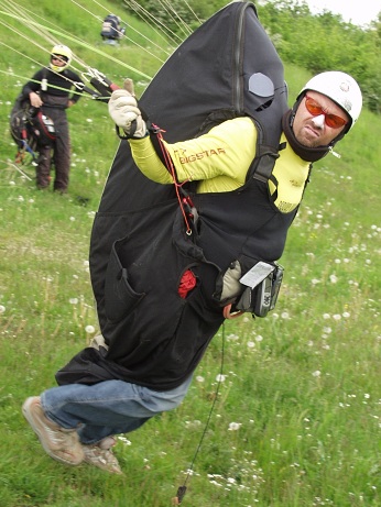  Startuje David Ohl�dal, v pozad� se p�ipravuje Pavel Dohn�lek a �pln� vzadu zat�m zcela nep�ipraven� mal� Kleja (v ko��rku) 