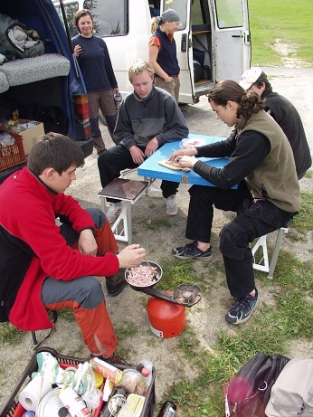  Mlad� a nad�jn� by posn�dali opravdu vydatn�, kdyby kolem nen�padn� nekrou�ily hladov� vl�ice 