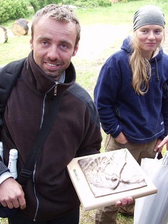  V�t�z celkov�ho po�ad� David Ohl�dal s ok��dlen�m and�lem (plastika na plaket� nikoliv d�v�e v pozad�) 