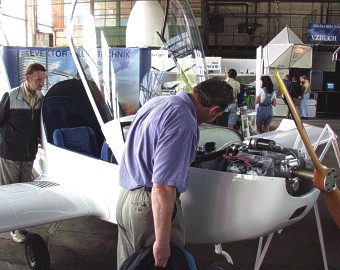  U st�nku firmy Evektor - Aerotechnik 