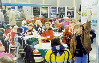  �ek�n� na dvoupatrov� dort s marcip�nov�m �mel�kem 