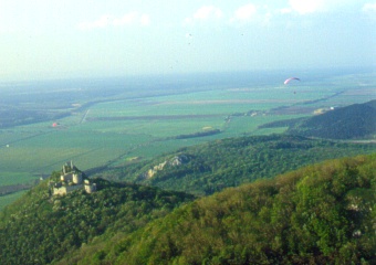  Tla�enica nad hradom v apr�li 