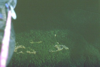  Ostr� Kamen sa hlad� medzi stromami z v��ky �a�ko 