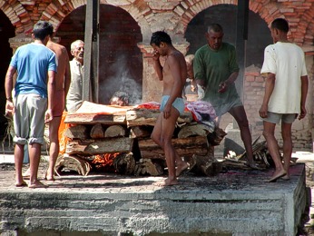  Upalování mrtvých v Pashupatinath 