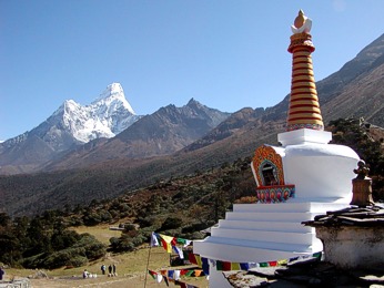  Ama Dablam (6856m) a stupa v Tengboche (3860m) 
