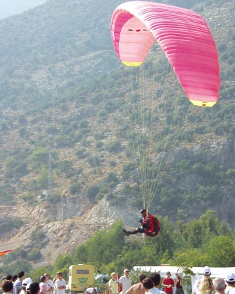  Na pl� p�es hlavy div�k� 