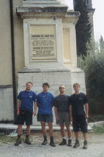  Piloti pod modlitbou za "��astn� let" u kostela v Semonzu 