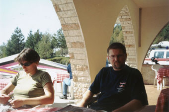  Lenka a M�ra �ekaj� na kamar�dy 