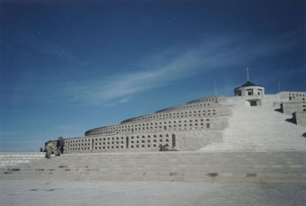  Pam�tn�k na vrcholu Monte Grappa 