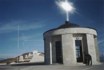  Pam�tn�k na vrcholu Monte Grappa 