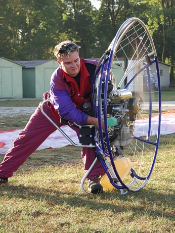  Ladislav Smrek a motorov� zkou�ka p�ed startem 