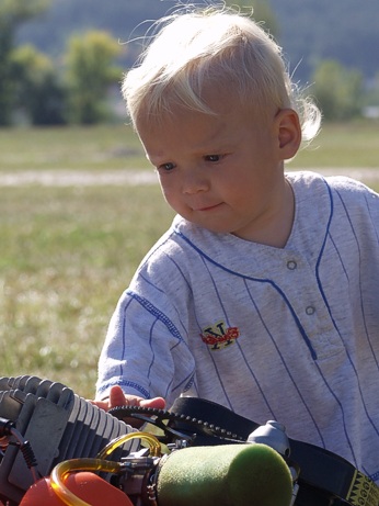  Pomocn�k �editele Kade�ka junior p�i kontrole teploty v�fukov�ho potrub� 