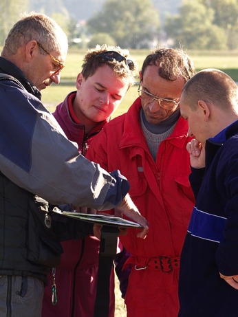  Nad mapou - zleva Gabriel Ka�uch, Ladislav Smrek, J�n Pol�k a Stanislav Vojtek 