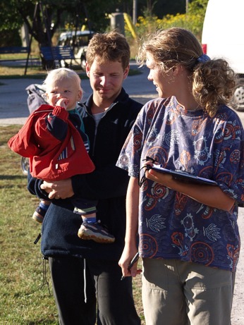  �editel z�vodu (uprost�ed) se sv�mi pomocn�ky 