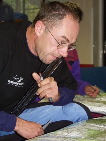  Pavel B�ezina nad mapou 