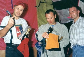  Tom� Sedl��ek, Ond�ej Dupal a hlavn� inspektor paraglidingu Radek V�clav�k 