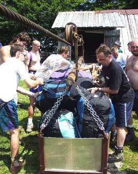  Lanovka p�ivezla �erstv� z�soby 