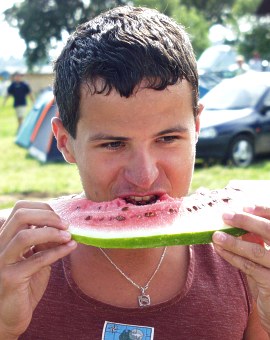  Lehkou sn�dan� sni�uje Kamil Kone�n� nebezpe�� pozd�j��ho zvracen� ve vzduchu 