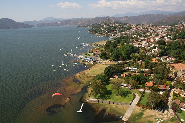  Jezero a p�ist�va�ka na b�ehu 