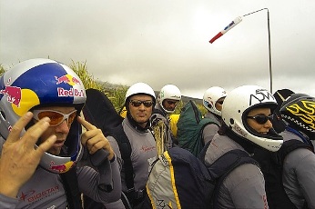  Na startovi�ti Bellemene, vlevo Tom� Brauner 