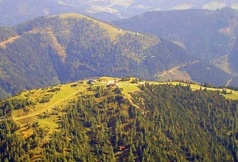  Startovi�t� Bischling (1832m n.m.) s restaurac� a t�emi mo�n�mi sm�ry start� 