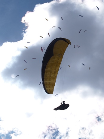  Paragliders in a cloudbase 