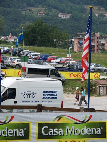 Před hlavním stanem
