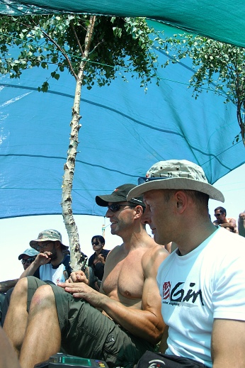  Briefing pod plachtou 