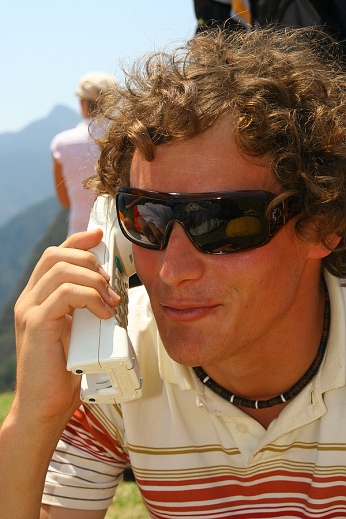  Simon si po��dil m�stn� mobil 