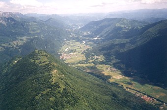  �dol� s m�ste�kem Kobarid a �ekou So�ou tekouc� sm�rem k Tolminu 