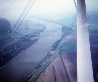  Zbombardovan� most cez Dunaj (z pravej strany v prvej tretine) 