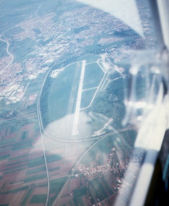  Zbombardovan� prist�vacia dr�ha letiska NIS (Juhosl�via) - jedin� letisko s nezbombardovanou dr�hou ostalo v Belehrade 