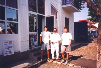  P�ed Pampaliniho hotelem 