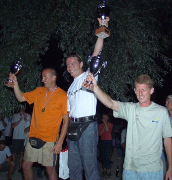  V�t�zov� celkov�ho po�ad� - Norman Lausch (uprost�ed), Jurij Vidic (vlevo) a Toma� Er�en (vpravo)  