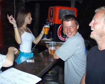  Na ve�ern� p�rty - zleva Mariana, Karel Vrbensk� a Tom� Brauner 