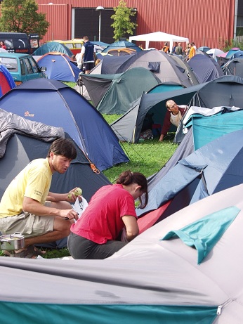  Po r�nu ve stanov�m m�ste�ku na stadion� 