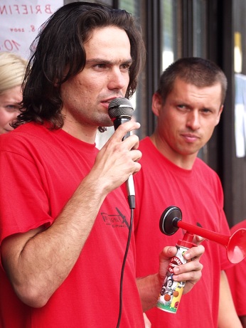  Honza Habermann s Karlem Vrbensk�m, mikrofonem a briefingov�m klaksonem 