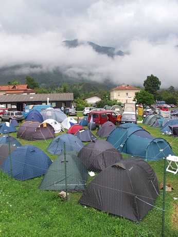  Opu�t�n� kemp v poledne 