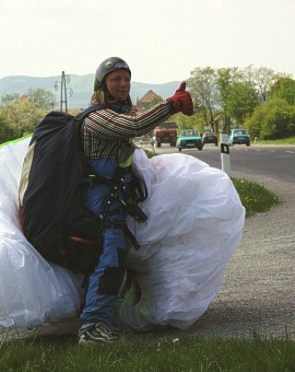  Nejmenovan� stopa� s kv�t�kem 