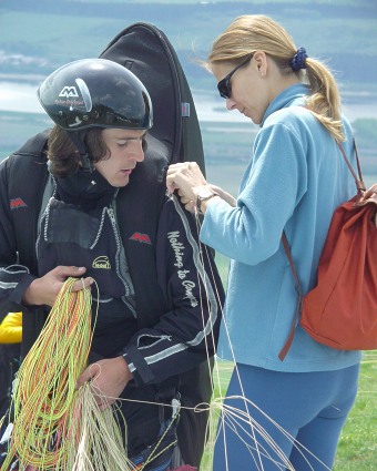  Juraj Kleja s osobn� asistentkou t�sn� p�ed startem 