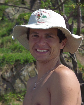  ��astn� Kamil Kone�n� v z�novn�m klobouku a� kdesi z Braz�lie 