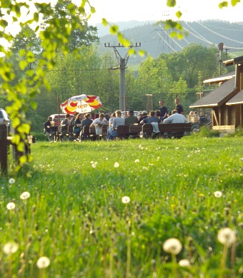  V podve�er p�ed restaurac� v kempu Var�n 