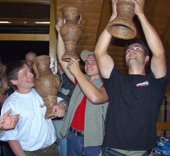  V�t�zov� celkov�ho po�ad� z�vodu - 1. Radek Ve�e�a (vpravo), 2. Anton�n Pallas (vlevo), 3. Petr Kostrhun (uprost�ed) 