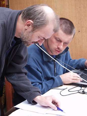  Palo Vavro a Karel Vrbensk� u registra�n�ho stole�ku 