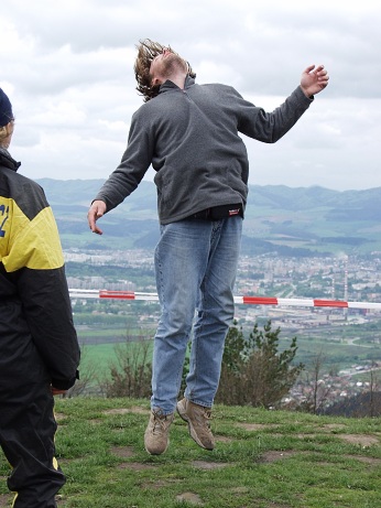  Milan Masa��k se pokou�� v siln�m v�tru o vzlet bez pad�ku 