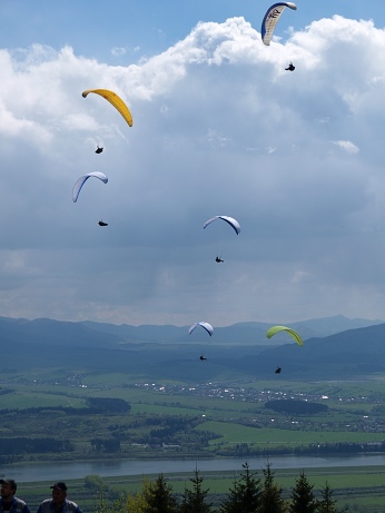  Stoup�k nad ji�n�m svahem a p�eh��ka v d�lce 