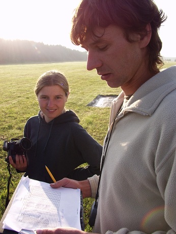  Zleva Olympus E-10, Kamila Tr�vn��kov� a �editel z�vodu Petr �ipaj 