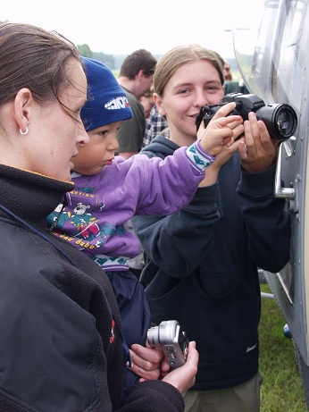  Michaela Machartov� se synem, Kamila Tr�vn��kov� s Olympusem a vrtuln�k 