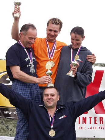  1. Petr Matou�ek (uprost�ed), 2. Michal K�iv�nek (vlevo), 3. Michaela Machartov� (vpravo) 