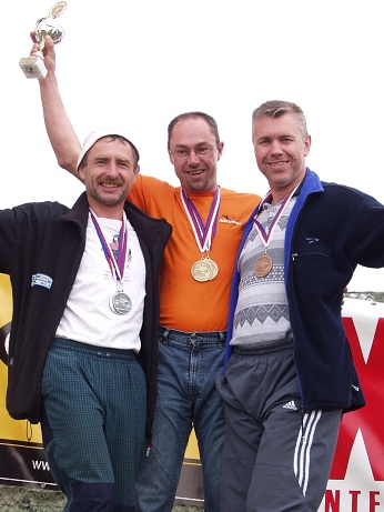  Celkov� v�t�zov� M�R 2004 - 1. Pavel B�ezina (uprost�ed), 2. Vladim�r Pro�ek (vlevo), 3. Eda Hol�nek (vpravo) 